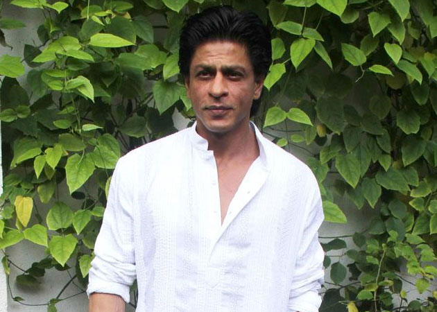 Excited fans barred from Shah Rukh Khan's shooting spot in Pahalgam
